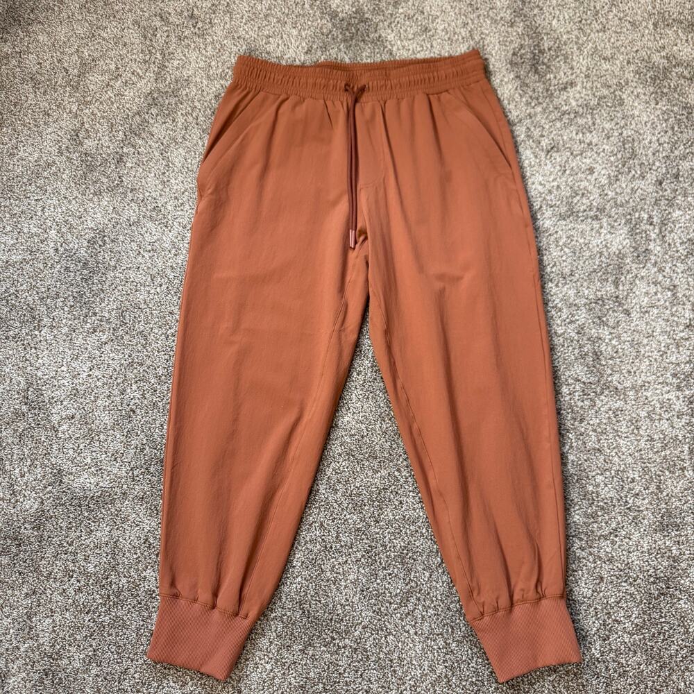 ALO Yoga Joggers Men's Co-Op Pant Medium Rust Orange Brown Athleisure Gym